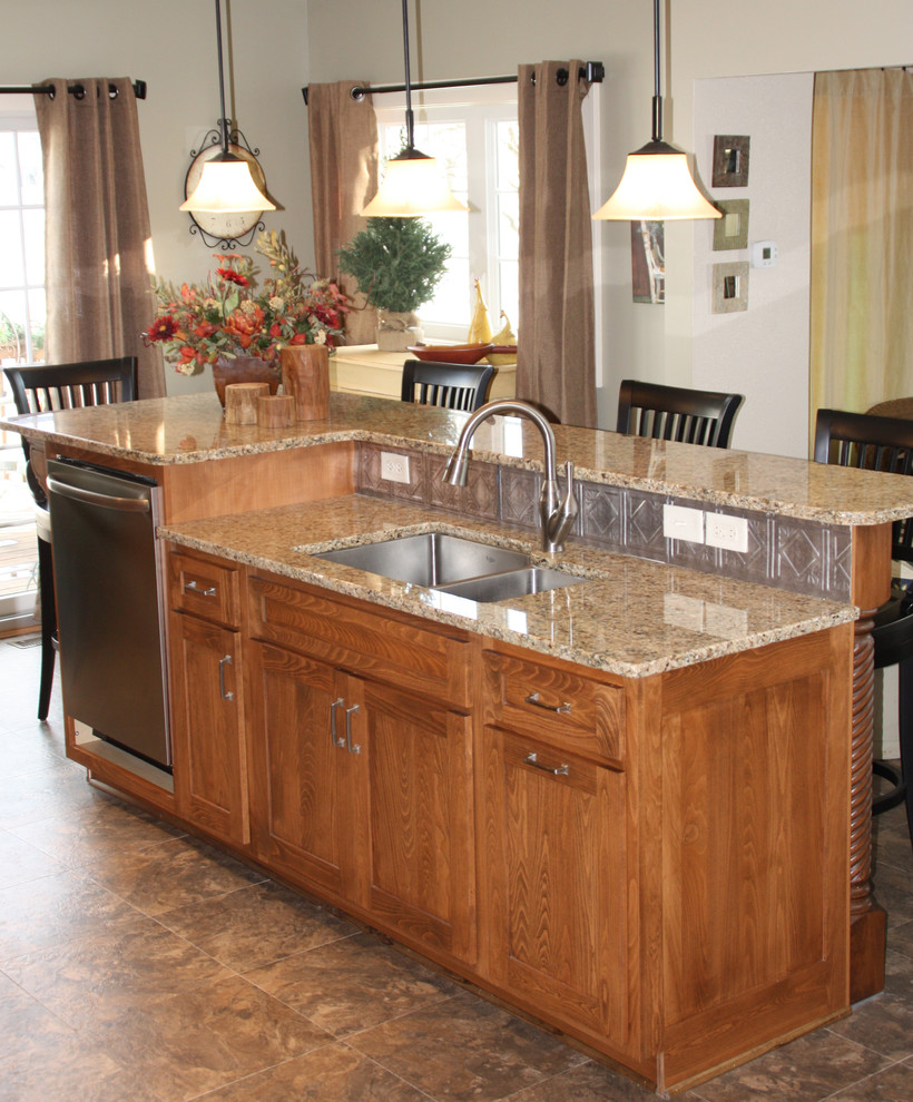 Example of a mid-sized classic vinyl floor eat-in kitchen design in Other with an undermount sink, shaker cabinets, medium tone wood cabinets, granite countertops, metallic backsplash, metal backsplash, stainless steel appliances and an island