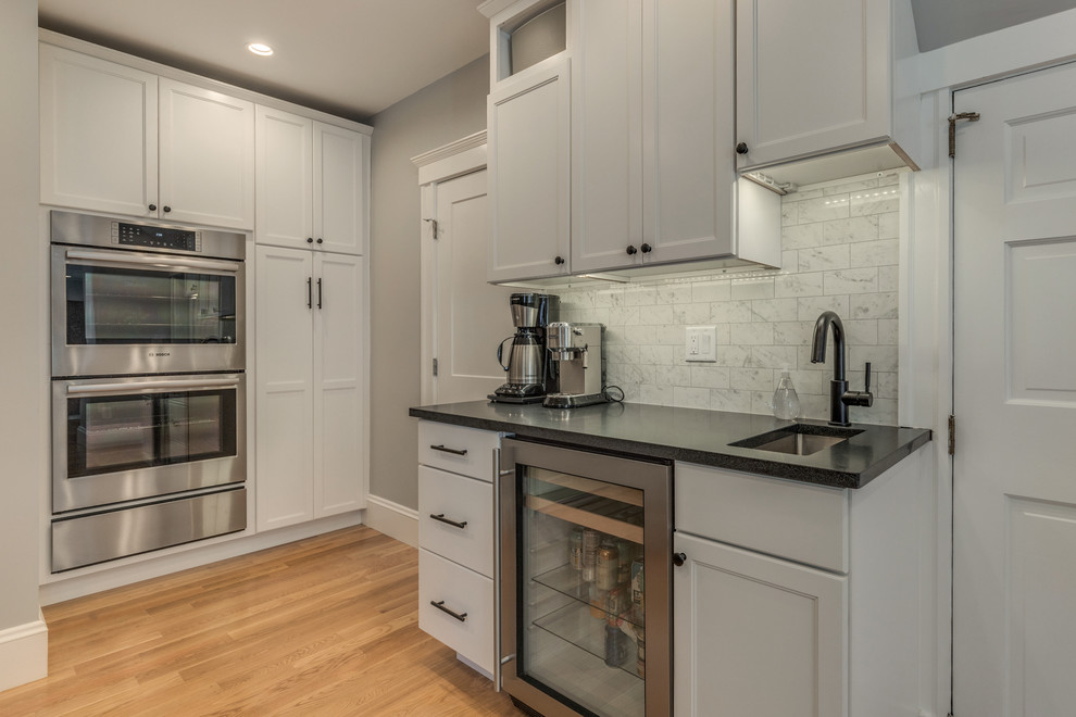 Klassische Wohnküche mit Unterbauwaschbecken, Granit-Arbeitsplatte und Kücheninsel in Boston