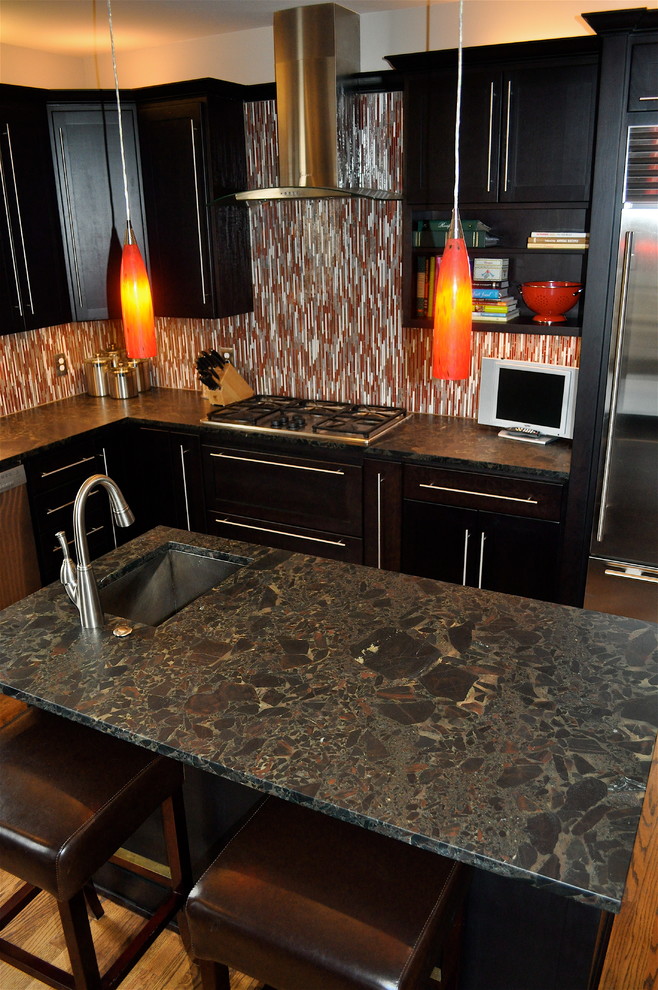 Exempel på ett modernt kök, med en undermonterad diskho, granitbänkskiva, rött stänkskydd, stänkskydd i stickkakel och rostfria vitvaror