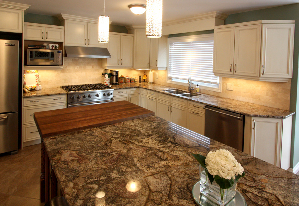 Example of a classic kitchen design in Toronto