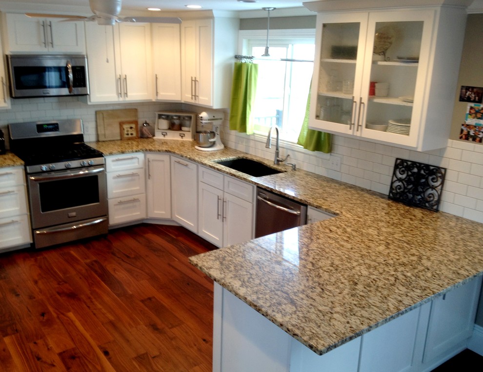 Foto di una cucina chic di medie dimensioni con lavello sottopiano, ante nere, top in quarzite, paraspruzzi bianco, paraspruzzi con piastrelle diamantate e elettrodomestici in acciaio inossidabile
