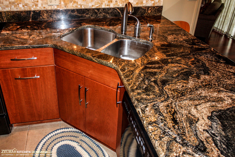 Immagine di una grande cucina classica con lavello a doppia vasca, ante lisce, ante in legno scuro, top in granito, paraspruzzi giallo e penisola