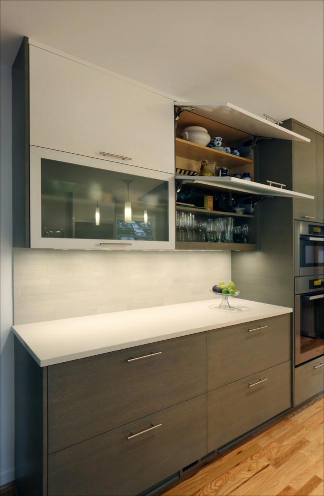 Exempel på ett stort modernt kök, med en undermonterad diskho, släta luckor, grå skåp, grått stänkskydd, rostfria vitvaror, bänkskiva i kvartsit, mellanmörkt trägolv och brunt golv