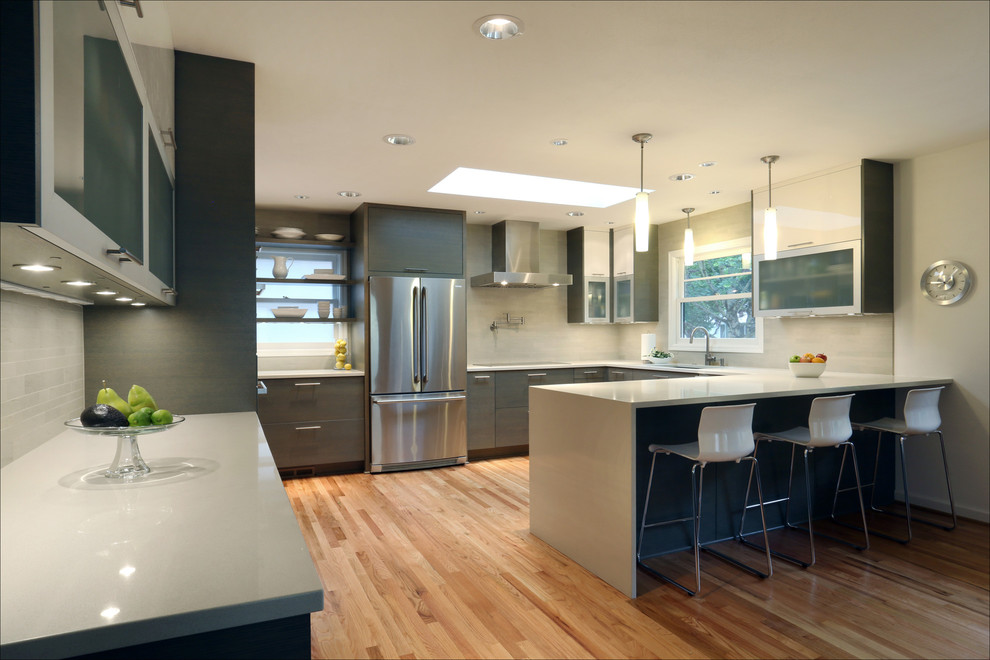 Idéer för ett stort modernt kök, med en undermonterad diskho, släta luckor, grå skåp, grått stänkskydd, rostfria vitvaror, bänkskiva i kvartsit, mellanmörkt trägolv och brunt golv