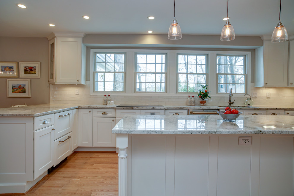 Foto på ett mellanstort lantligt kök, med en enkel diskho, skåp i shakerstil, vita skåp, bänkskiva i kvarts, vitt stänkskydd, stänkskydd i tunnelbanekakel, rostfria vitvaror, ljust trägolv och en köksö