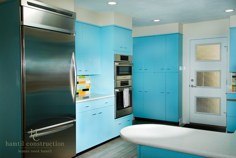 セントルイスにある広いミッドセンチュリースタイルのおしゃれなキッチン (ダブルシンク、フラットパネル扉のキャビネット、青いキャビネット、マルチカラーのキッチンパネル、シルバーの調理設備、セラミックタイルの床、グレーの床) の写真