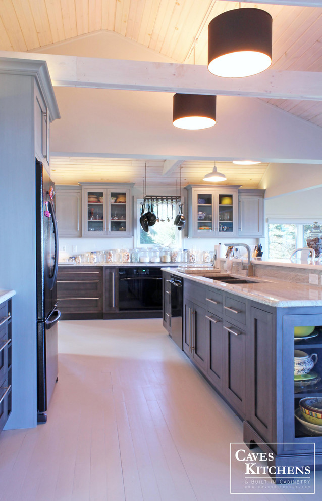 Foto di un'ampia cucina stile marinaro con lavello sottopiano, ante con riquadro incassato, ante grigie, top in granito, paraspruzzi bianco, elettrodomestici neri e pavimento in legno verniciato
