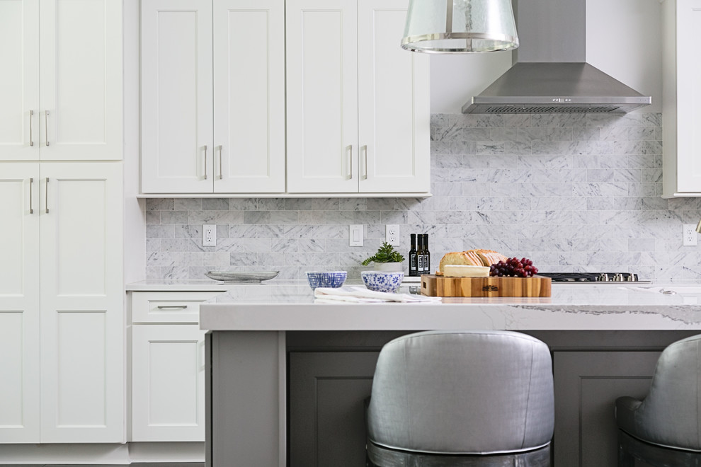 Esempio di un cucina con isola centrale chic con lavello sottopiano, ante in stile shaker, ante bianche, paraspruzzi grigio, elettrodomestici in acciaio inossidabile, parquet scuro e pavimento marrone
