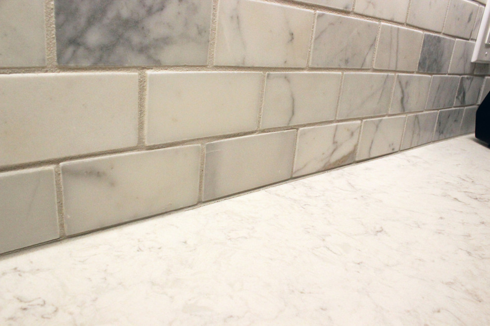 Exempel på ett mellanstort klassiskt vit vitt kök, med en undermonterad diskho, släta luckor, grå skåp, bänkskiva i kvarts, grått stänkskydd, stänkskydd i marmor, vita vitvaror, en halv köksö och flerfärgat golv
