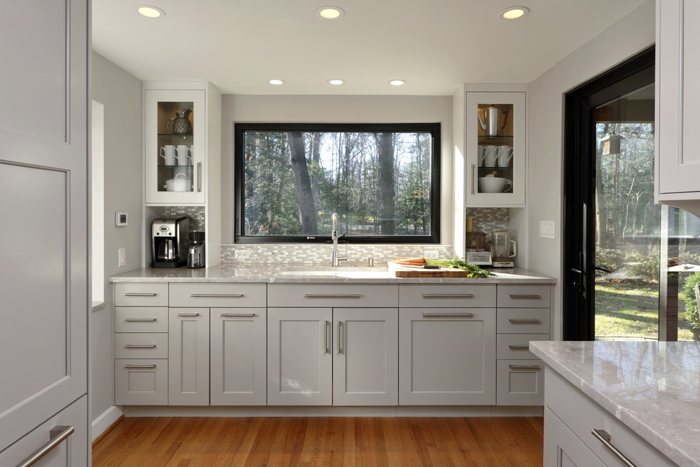 Exempel på ett stort klassiskt grå grått u-kök, med en undermonterad diskho, skåp i shakerstil, grå skåp, bänkskiva i kvartsit, grått stänkskydd, stänkskydd i mosaik, mellanmörkt trägolv och brunt golv