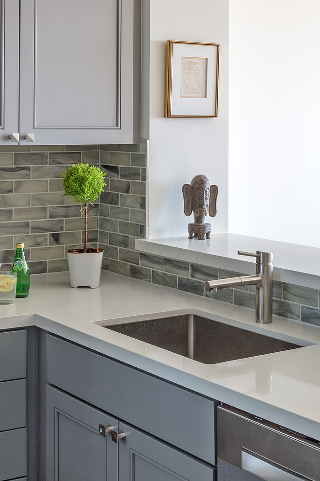 Exempel på ett litet modernt vit vitt kök, med en undermonterad diskho, skåp i shakerstil, grå skåp, bänkskiva i kvarts, stänkskydd i glaskakel, rostfria vitvaror, linoleumgolv, brunt golv och grönt stänkskydd