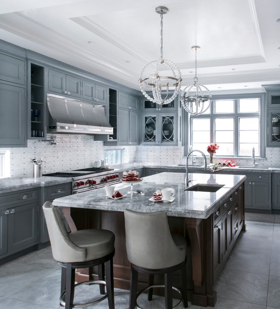 Exempel på ett mycket stort klassiskt kök, med en undermonterad diskho, luckor med infälld panel, grå skåp, bänkskiva i kvartsit, flerfärgad stänkskydd, stänkskydd i mosaik, rostfria vitvaror, klinkergolv i porslin och en köksö