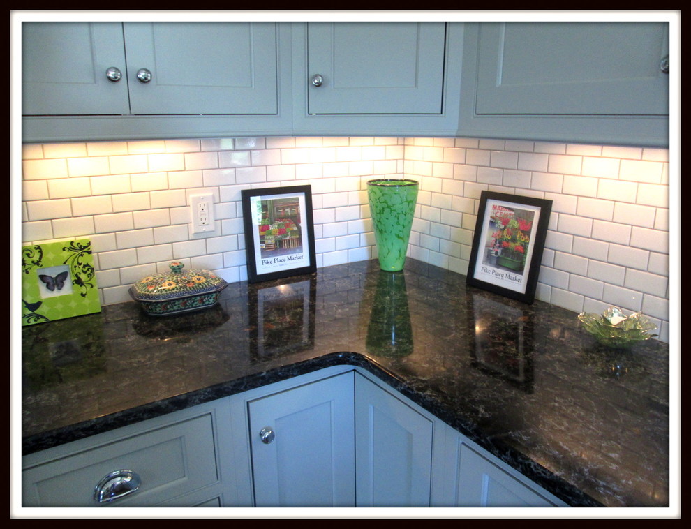 Immagine di una cucina ad U chic con ante a filo, ante grigie, top in granito, paraspruzzi con piastrelle diamantate e elettrodomestici in acciaio inossidabile