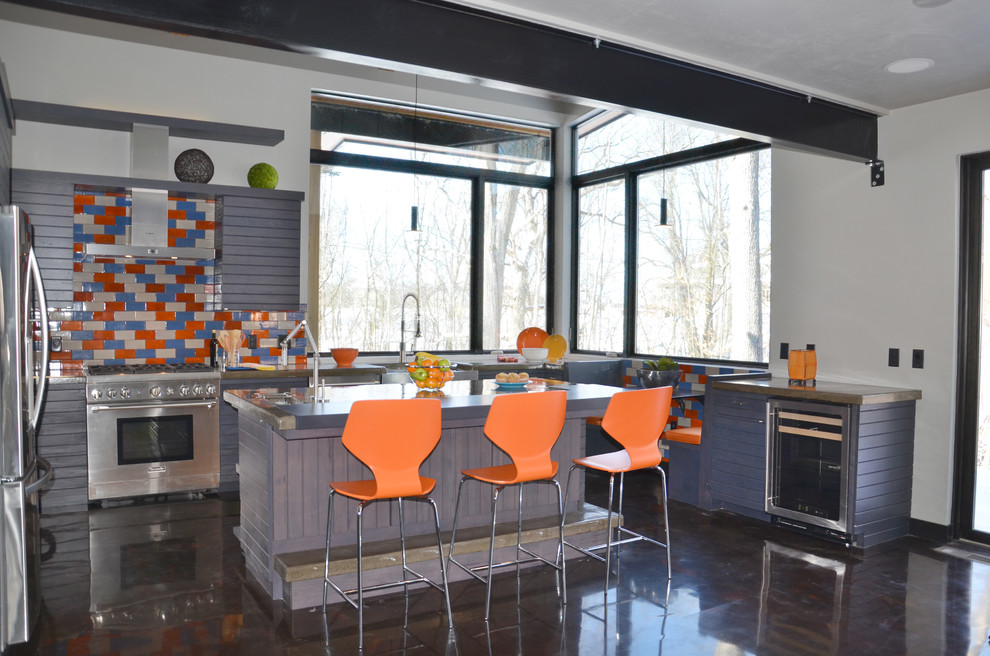 Свежая идея для дизайна: большая угловая кухня в современном стиле с обеденным столом, фасадами с филенкой типа жалюзи, серыми фасадами, столешницей из бетона, оранжевым фартуком, фартуком из керамической плитки, техникой из нержавеющей стали и островом - отличное фото интерьера