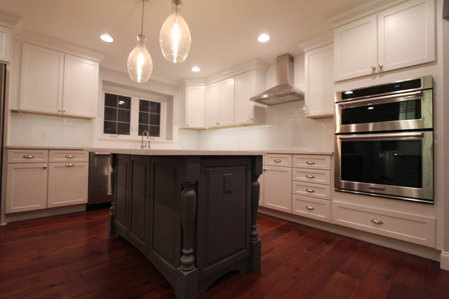 Gray Kitchen Island With Turned Post Legs Landhausstil Küche Philadelphia Von Dremodeling