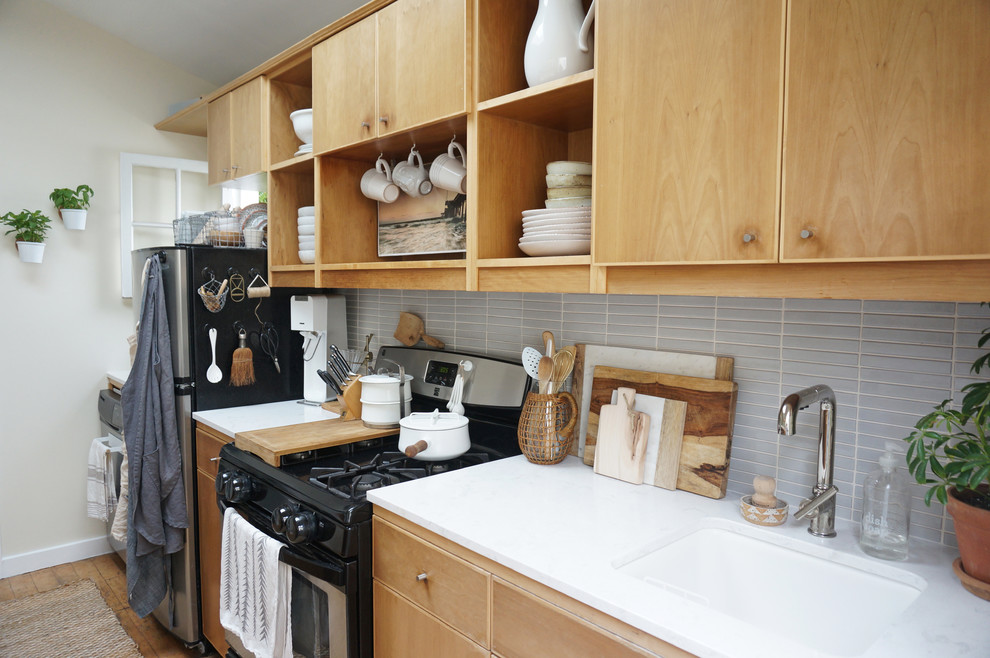 Eklektische Küche mit hellen Holzschränken, Küchenrückwand in Grau und Rückwand aus Keramikfliesen in Los Angeles