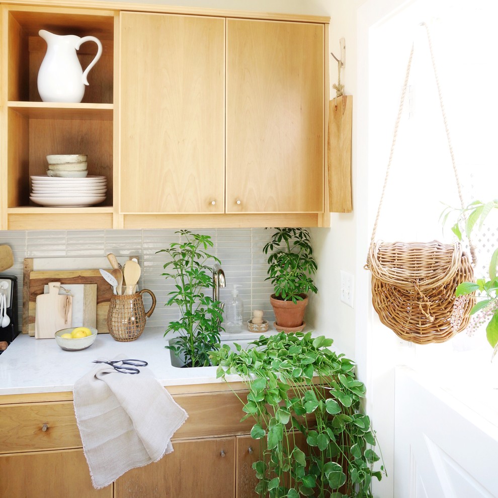 Стильный дизайн: кухня в стиле фьюжн с светлыми деревянными фасадами, серым фартуком и фартуком из керамической плитки - последний тренд