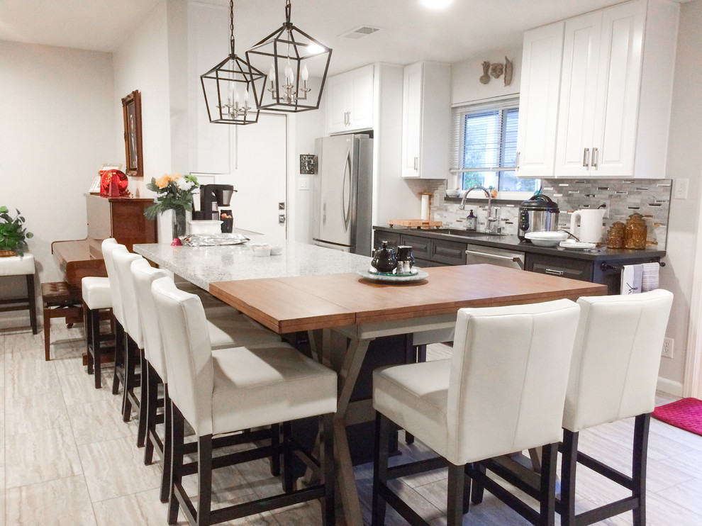 Idéer för att renovera ett litet funkis grå grått kök, med en undermonterad diskho, luckor med upphöjd panel, vita skåp, stänkskydd med metallisk yta, stänkskydd i stickkakel, rostfria vitvaror, klinkergolv i porslin, en halv köksö och beiget golv
