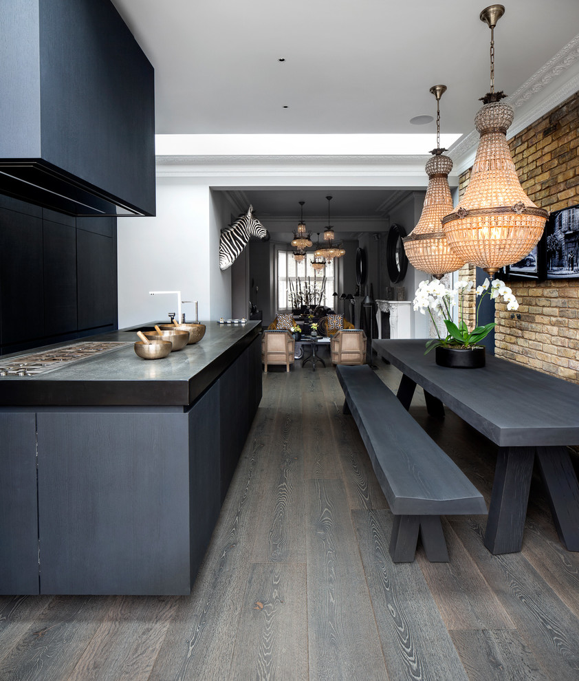 Esempio di una cucina boho chic di medie dimensioni con ante lisce, ante nere, elettrodomestici da incasso, parquet scuro e pavimento marrone
