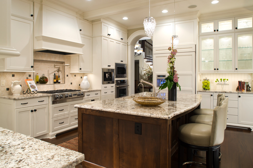 Exempel på ett avskilt, mellanstort modernt u-kök, med en undermonterad diskho, luckor med infälld panel, vita skåp, granitbänkskiva, vitt stänkskydd, stänkskydd i trä, rostfria vitvaror, mörkt trägolv, en köksö och brunt golv