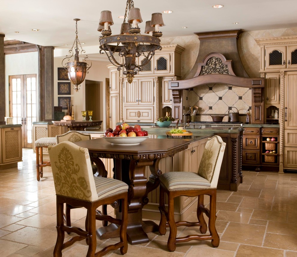 Cette image montre une cuisine traditionnelle avec des portes de placard beiges, une crédence multicolore et un sol beige.