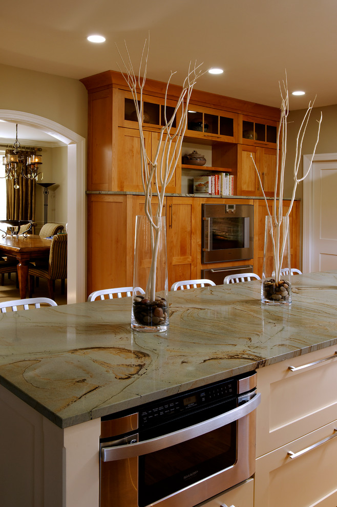 Exempel på ett mellanstort klassiskt kök, med skåp i shakerstil, granitbänkskiva, rostfria vitvaror, en köksö, en undermonterad diskho, skåp i ljust trä, grått stänkskydd, stänkskydd i stenkakel, ljust trägolv och beiget golv