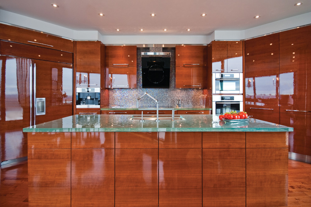 Cette image montre une cuisine design avec un plan de travail en verre.
