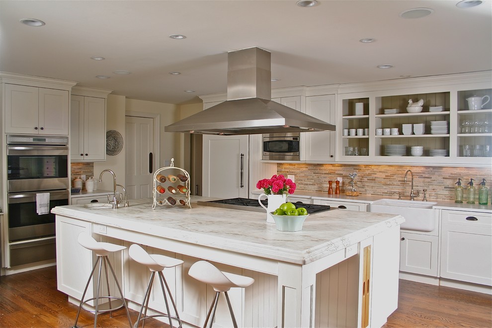 Exempel på ett stort klassiskt l-kök, med en rustik diskho, skåp i shakerstil, vita skåp, marmorbänkskiva, brunt stänkskydd, stänkskydd i stenkakel, rostfria vitvaror, mellanmörkt trägolv och en köksö
