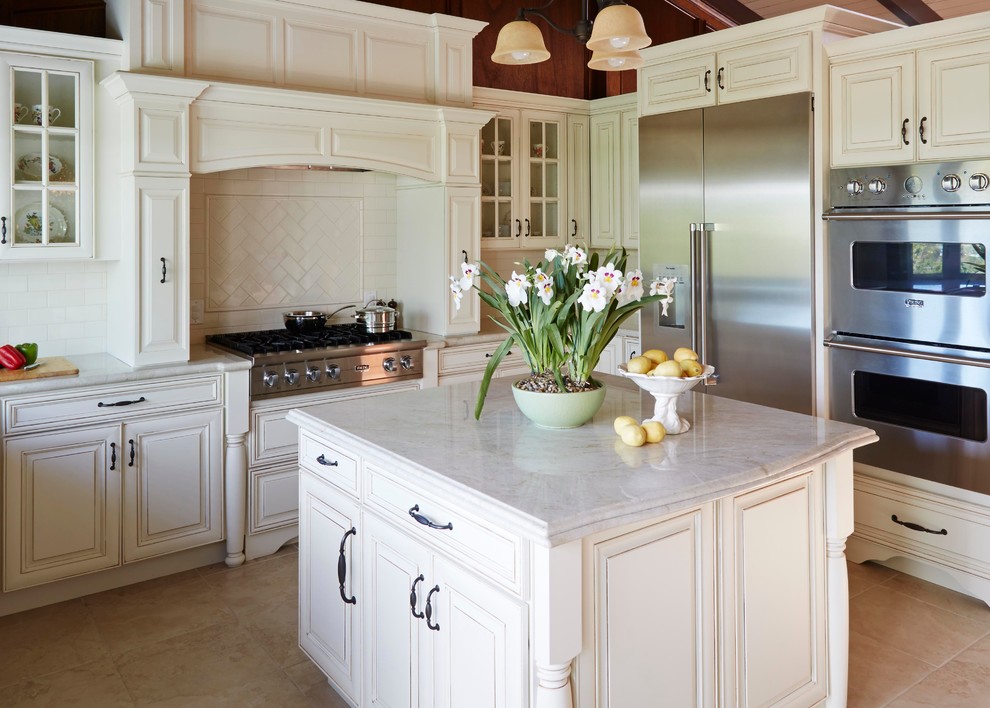 Foto på ett stort eklektiskt kök, med en rustik diskho, luckor med upphöjd panel, vita skåp, granitbänkskiva, vitt stänkskydd, stänkskydd i porslinskakel, rostfria vitvaror, travertin golv och en köksö