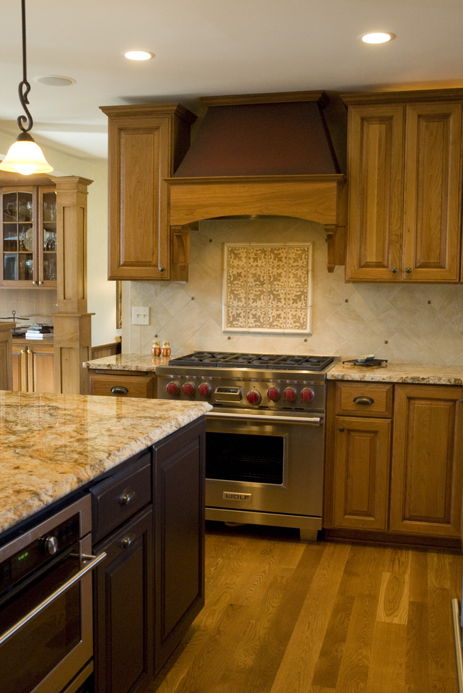 Idée de décoration pour une cuisine tradition avec un électroménager en acier inoxydable et un plan de travail en granite.