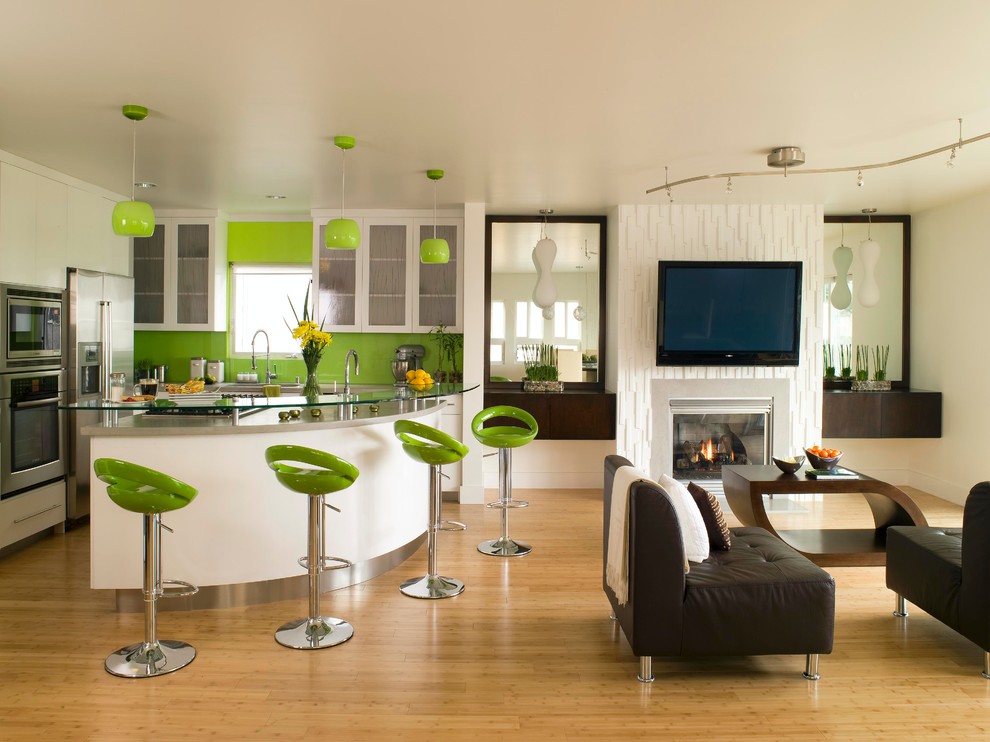 Offene Moderne Küche mit Glasfronten, weißen Schränken, Glas-Arbeitsplatte und Küchengeräten aus Edelstahl in Los Angeles