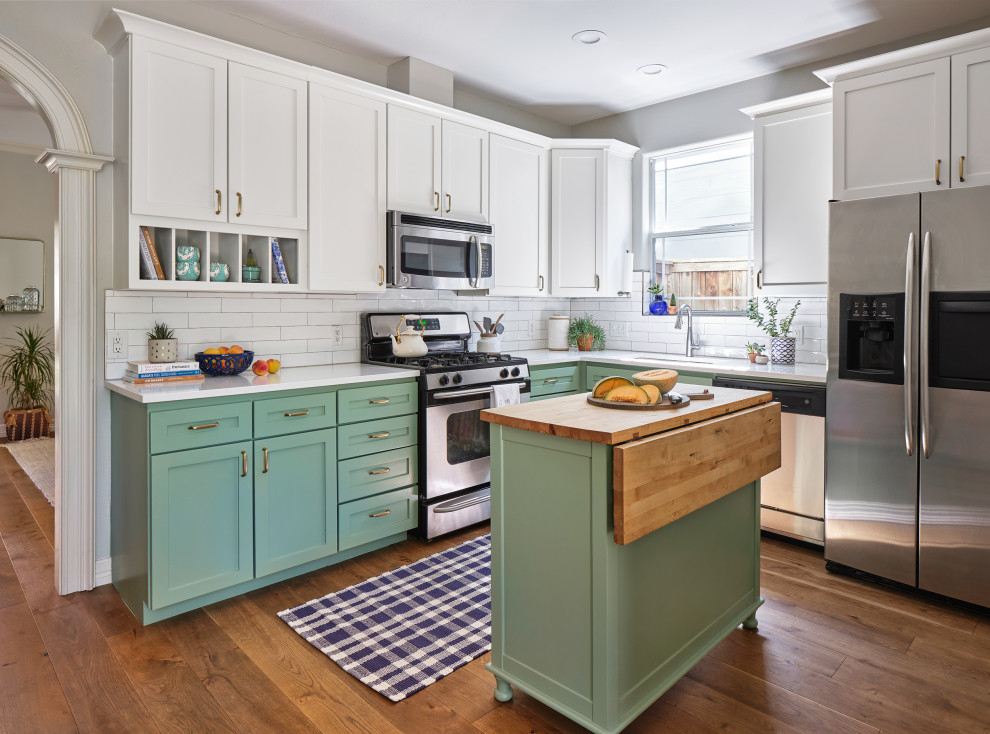 Mittelgroße Landhausstil Küche mit Schrankfronten im Shaker-Stil, Kücheninsel und grüner Arbeitsplatte in Austin