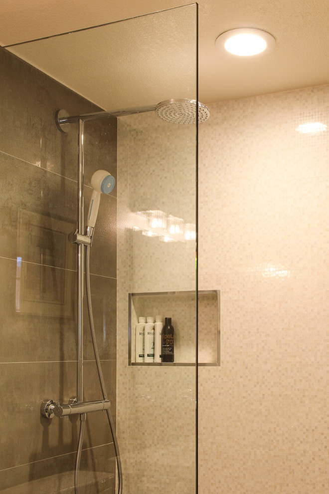 Réalisation d'une salle de bain minimaliste de taille moyenne avec un placard à porte plane, des portes de placards vertess et parquet clair.