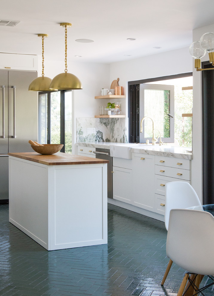 Idéer för att renovera ett avskilt, stort funkis grön grönt l-kök, med luckor med infälld panel, vita skåp, marmorbänkskiva, flerfärgad stänkskydd, stänkskydd i marmor, rostfria vitvaror, tegelgolv, en köksö och grönt golv