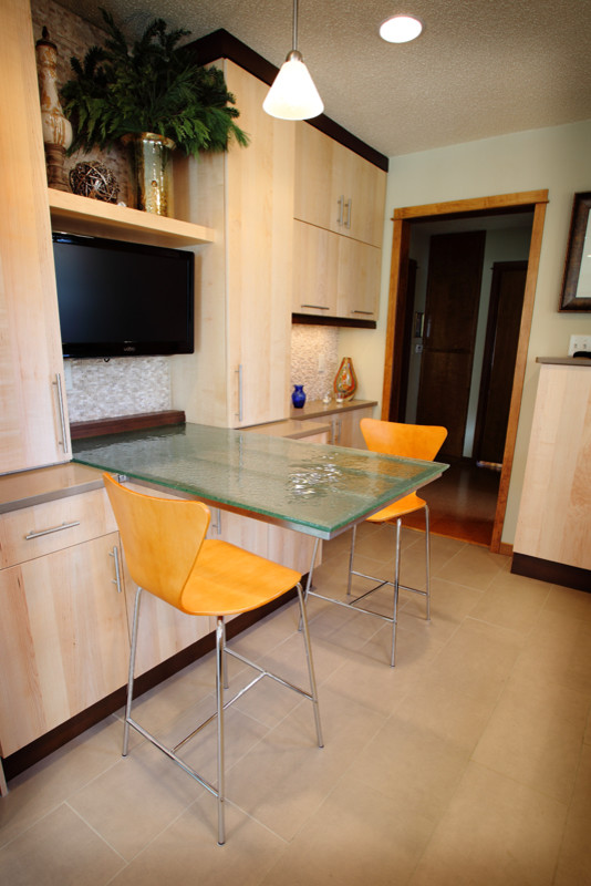 This is an example of a contemporary kitchen in Cedar Rapids.