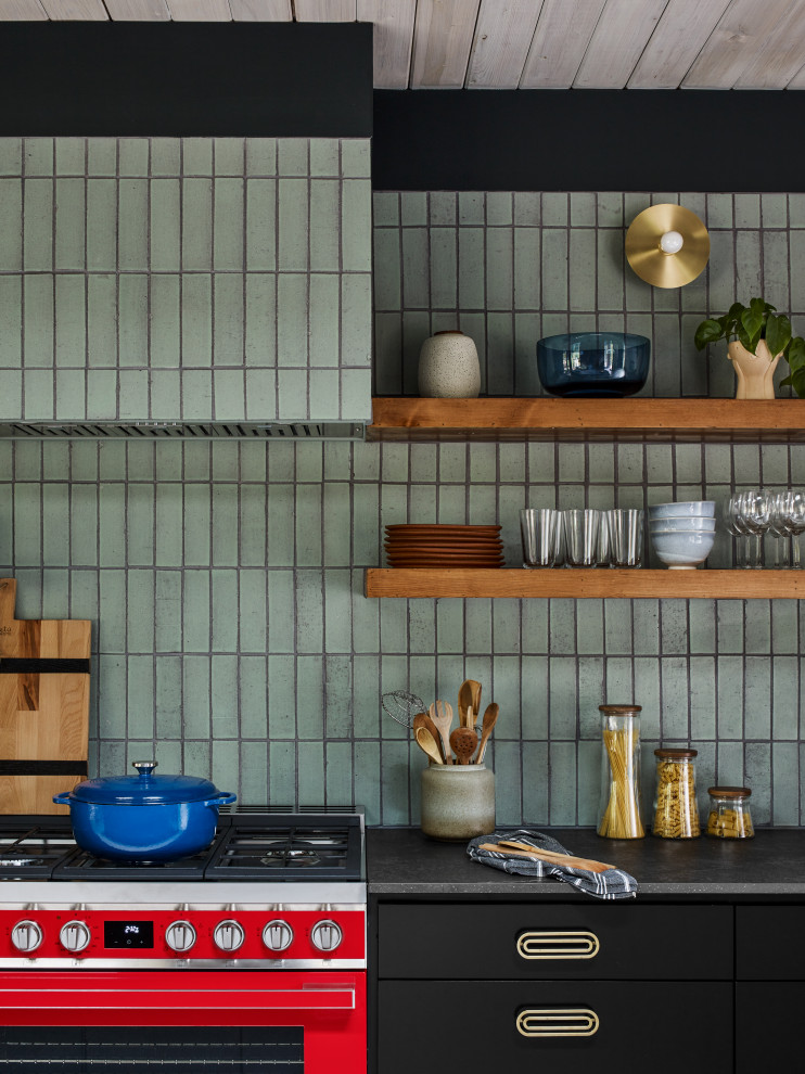 Ispirazione per una grande cucina minimalista con lavello sottopiano, ante nere, paraspruzzi verde, paraspruzzi in mattoni, pavimento multicolore e top grigio