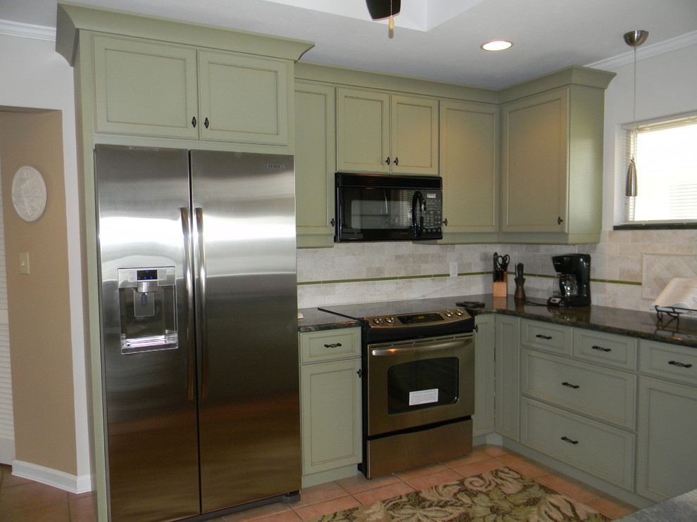 This is an example of a contemporary kitchen in Tampa.