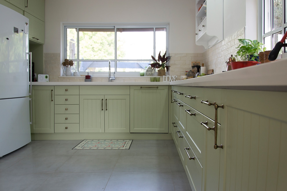 Idéer för mellanstora medelhavsstil vitt kök, med en enkel diskho, skåp i shakerstil, gröna skåp, bänkskiva i kvarts, beige stänkskydd, stänkskydd i keramik, klinkergolv i keramik och grått golv