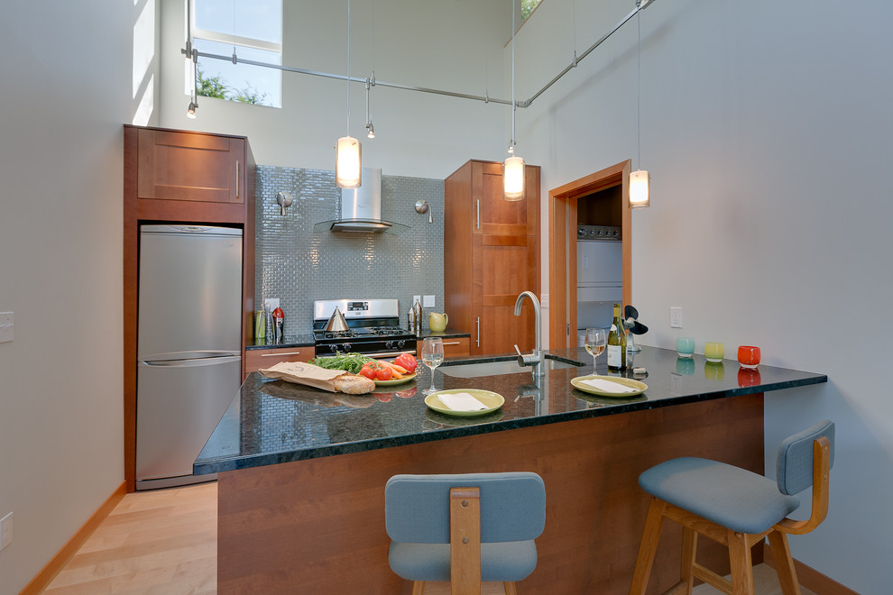 Cette photo montre une cuisine parallèle moderne avec un évier encastré.