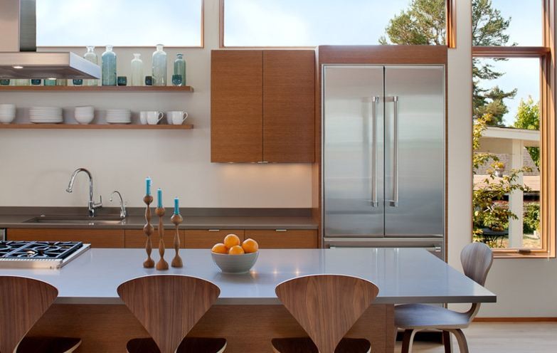 Cette photo montre une cuisine américaine moderne de taille moyenne avec un évier 1 bac, îlot et un plan de travail gris.