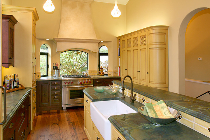 Idéer för att renovera ett mellanstort vintage kök med öppen planlösning, med en rustik diskho, gula skåp, marmorbänkskiva, beige stänkskydd, stänkskydd i keramik, rostfria vitvaror, mellanmörkt trägolv och en köksö