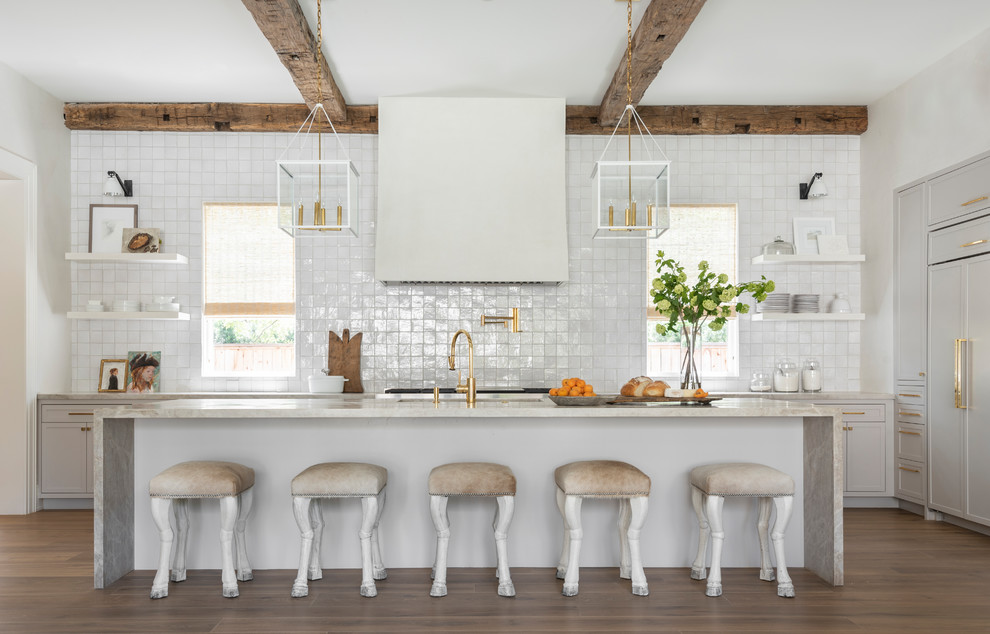 Inspiration för ett vintage grå grått kök, med marmorbänkskiva, en köksö, skåp i shakerstil, grå skåp, vitt stänkskydd, integrerade vitvaror och mellanmörkt trägolv