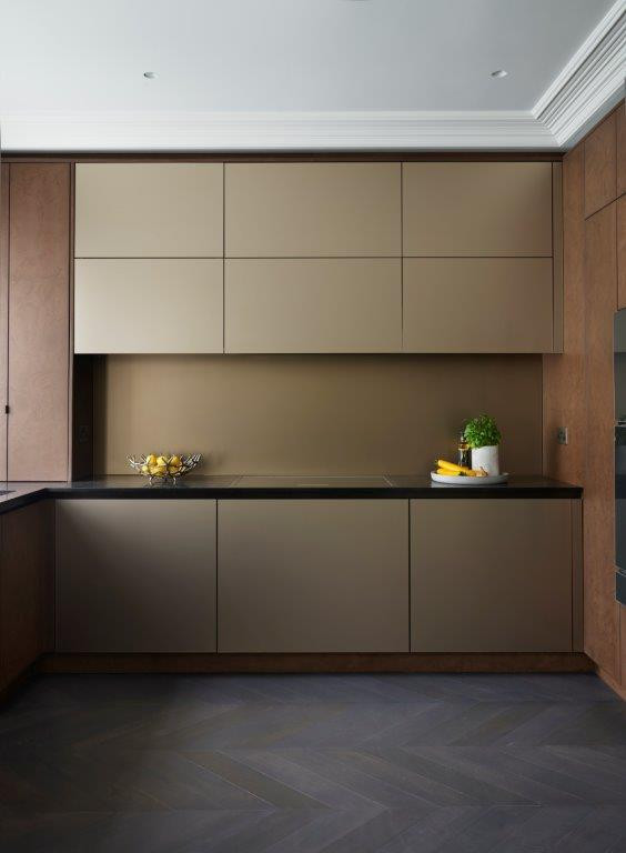 Inspiration för avskilda, mellanstora moderna l-kök, med en integrerad diskho, släta luckor, granitbänkskiva, stänkskydd med metallisk yta, glaspanel som stänkskydd och svarta vitvaror