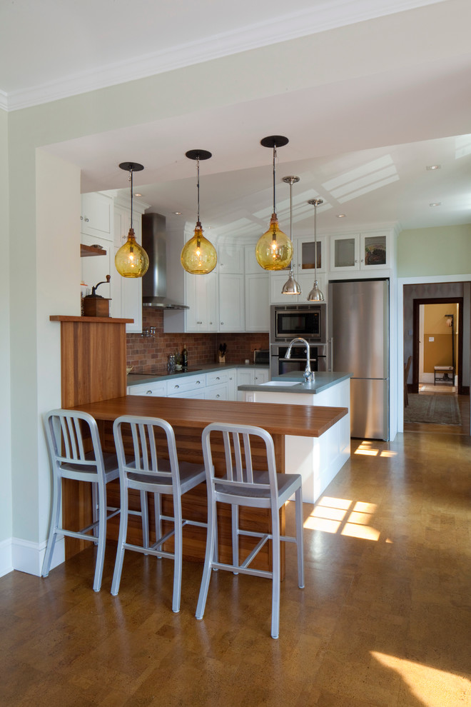 Moderne Küche in U-Form mit Schrankfronten mit vertiefter Füllung, weißen Schränken, Arbeitsplatte aus Holz und Küchengeräten aus Edelstahl in Philadelphia