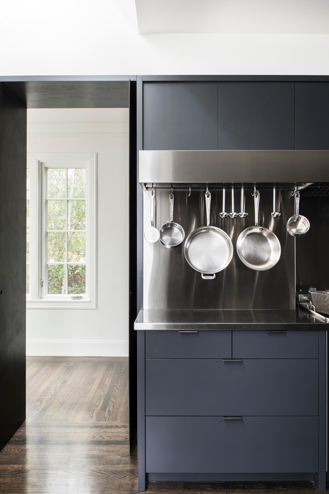 Foto de cocina comedor contemporánea con fregadero bajoencimera, armarios con paneles lisos, puertas de armario azules, encimera de acero inoxidable, salpicadero metalizado, electrodomésticos de colores, suelo de madera oscura y una isla