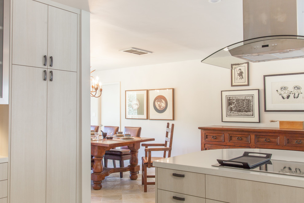 Bild på ett mellanstort funkis kök, med en enkel diskho, släta luckor, beige skåp, bänkskiva i kvarts, vitt stänkskydd, rostfria vitvaror, skiffergolv och en halv köksö