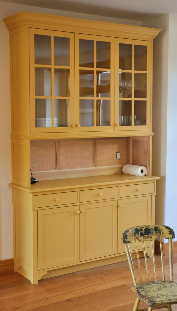 Immagine di una cucina chic di medie dimensioni con lavello stile country, ante di vetro, ante gialle, top in legno, elettrodomestici bianchi e parquet chiaro