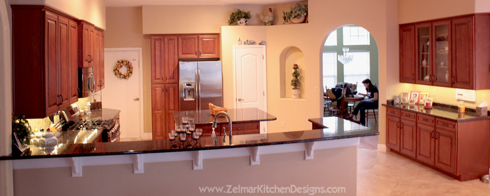 Offene, Große Klassische Küche in U-Form mit profilierten Schrankfronten, hellbraunen Holzschränken, Granit-Arbeitsplatte und Kücheninsel in Orlando
