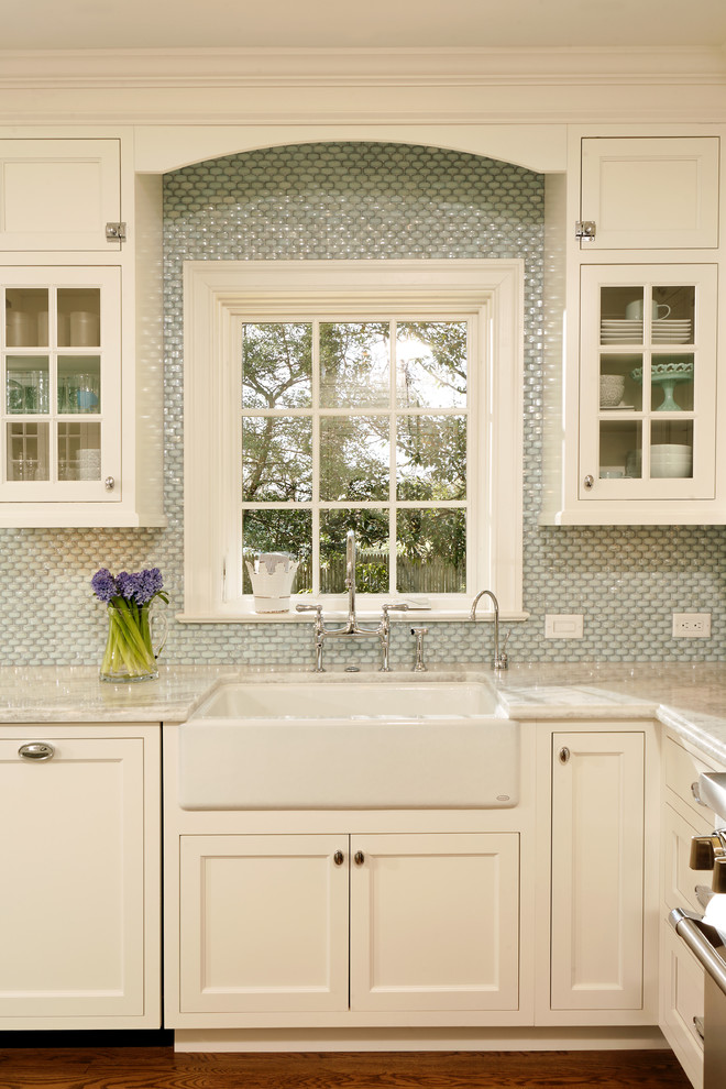 Diseño de cocina clásica con armarios estilo shaker, salpicadero con mosaicos de azulejos, fregadero sobremueble, encimera de cuarcita, puertas de armario blancas y salpicadero azul