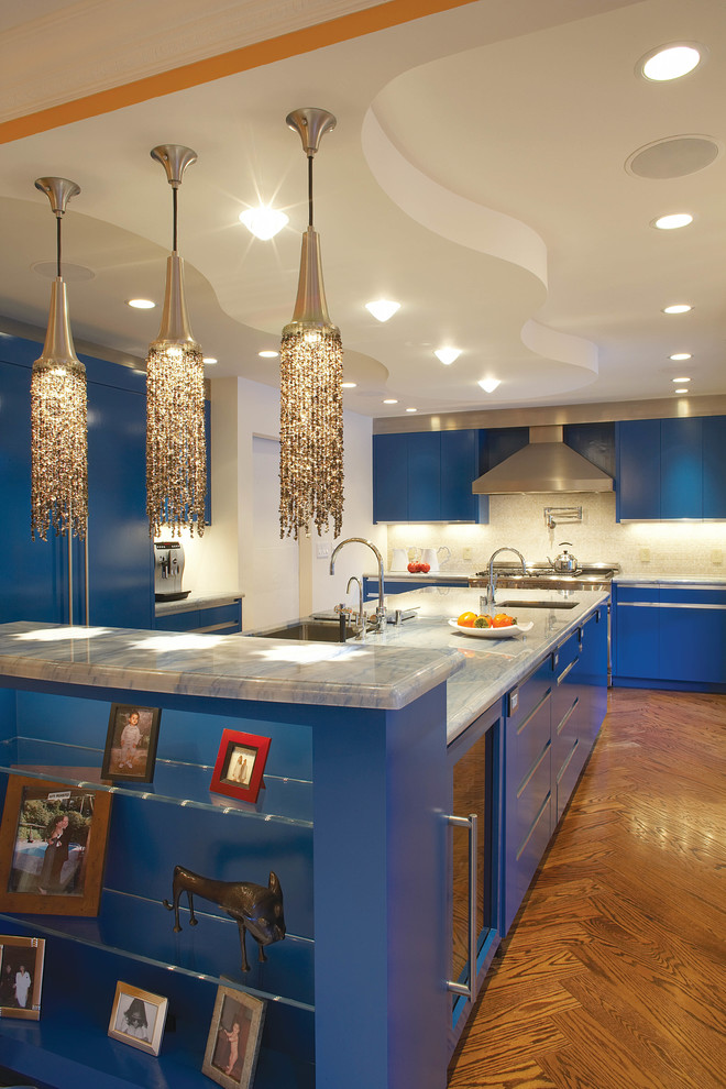 Idee per una cucina abitabile design con lavello sottopiano, ante lisce, ante blu, top in marmo, paraspruzzi beige e elettrodomestici in acciaio inossidabile